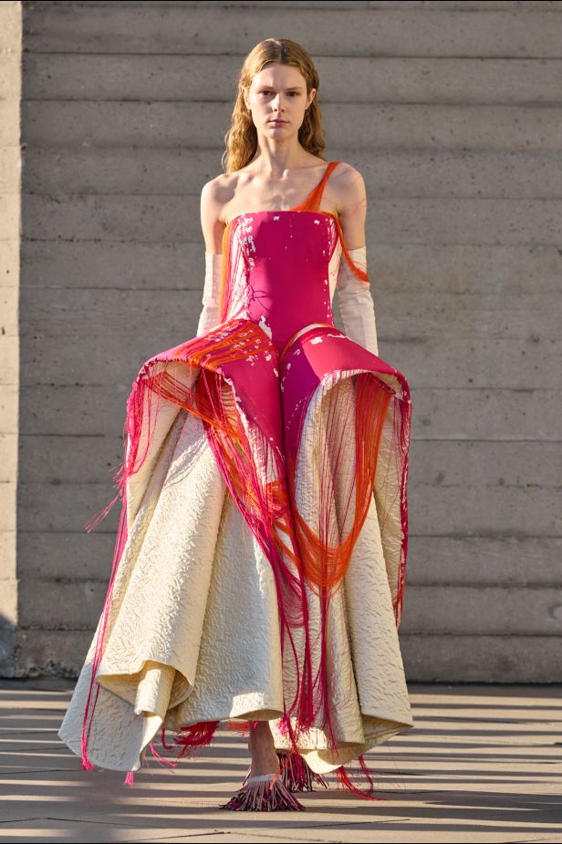 روكساندا تجسّد الحرفية النسوية في مجموعة ربيع وصيف 2027‏