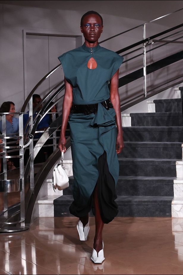 مجموعة ‏Proenza Schouler‏ لربيع 2027... راشيل سكوت تكتب حوارًا بين الإرث والعصرية