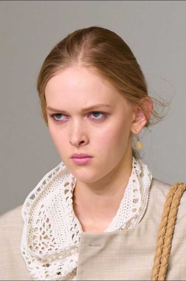 حين يفقد الجلد وزنه… Bottega Veneta تبحث عن الخفة في ربيع وصيف 2027