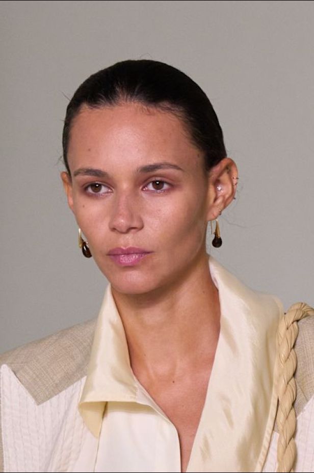 حين يفقد الجلد وزنه… Bottega Veneta تبحث عن الخفة في ربيع وصيف 2027