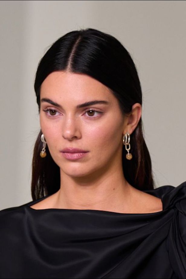 حين يفقد الجلد وزنه… Bottega Veneta تبحث عن الخفة في ربيع وصيف 2027