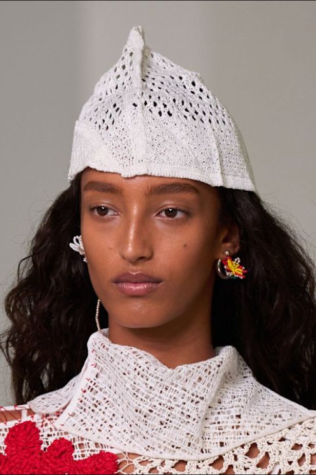 حين يفقد الجلد وزنه… Bottega Veneta تبحث عن الخفة في ربيع وصيف 2027