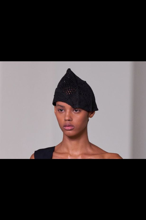 حين يفقد الجلد وزنه… Bottega Veneta تبحث عن الخفة في ربيع وصيف 2027