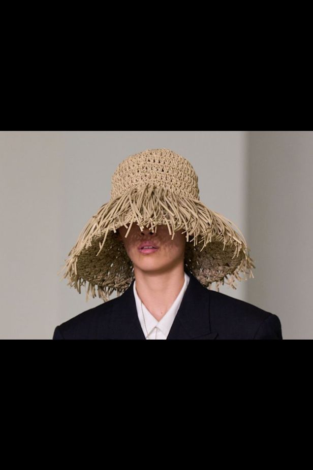 حين يفقد الجلد وزنه… Bottega Veneta تبحث عن الخفة في ربيع وصيف 2027