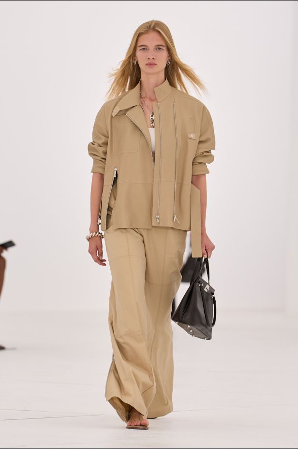 مجموعة ‏Hermès‏ لربيع وصيف 2027... تجسيد شكل الهواء وخفة لا تُزن