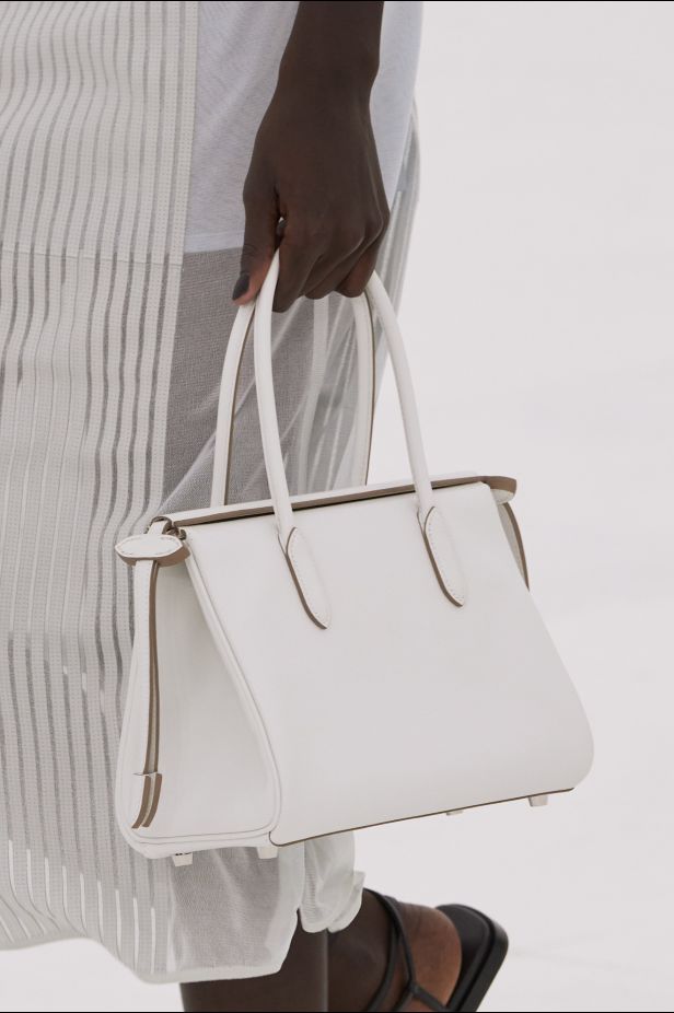 مجموعة ‏Hermès‏ لربيع وصيف 2027... تجسيد شكل الهواء وخفة لا تُزن