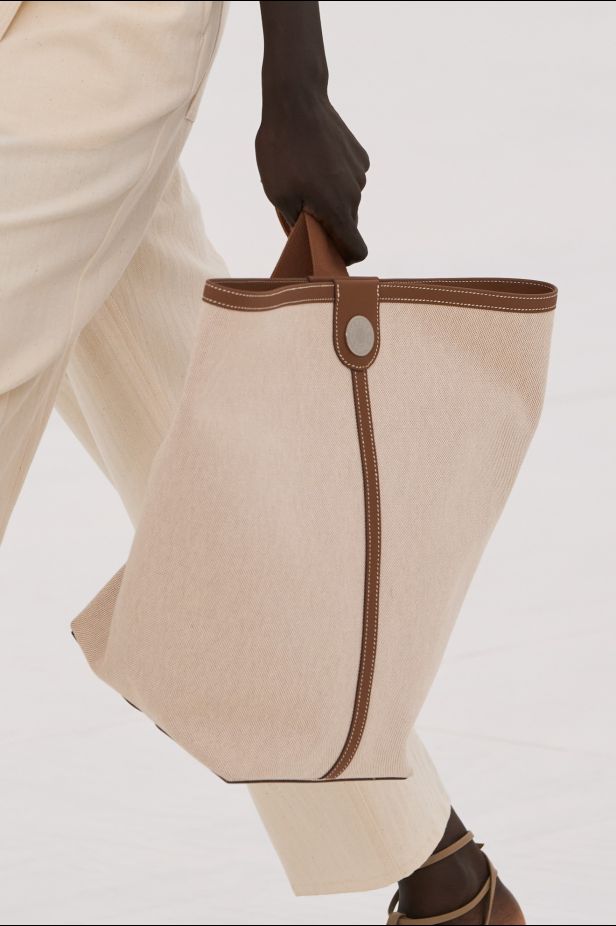 مجموعة ‏Hermès‏ لربيع وصيف 2027... تجسيد شكل الهواء وخفة لا تُزن