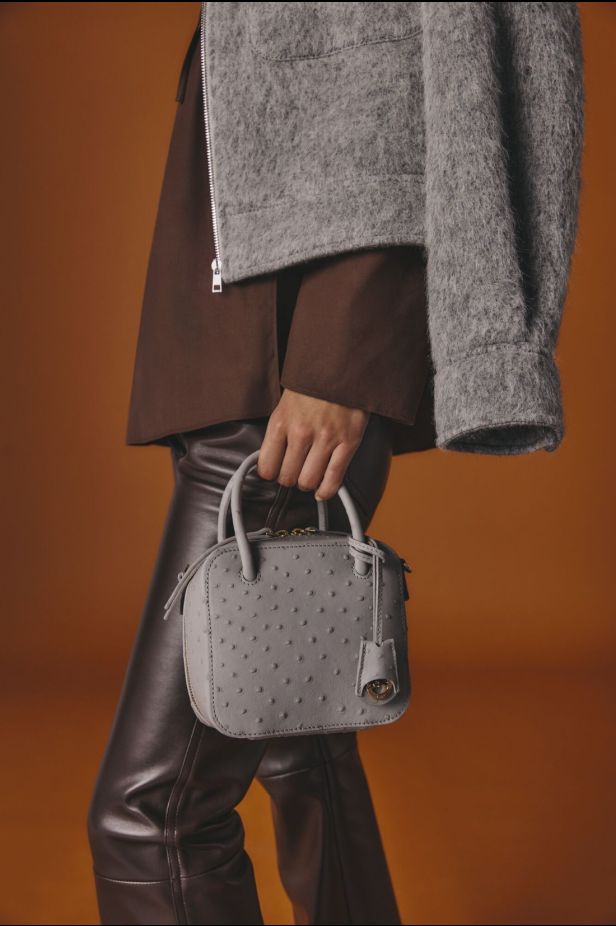 مجموعة ‏Longchamp‏ لربيع 2027.. سحر السينما الباريسية في تصاميم أنثوية متجددة