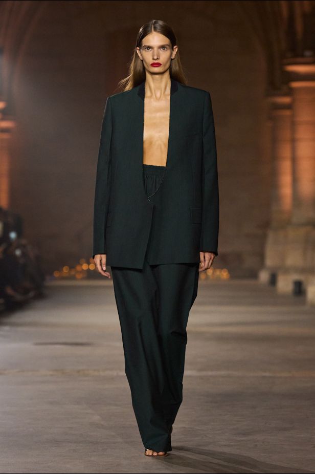حين يلتقي الرقص الحديث بصرامة الخطوط في مجموعة Victoria Beckham ربيع و صيف 2027