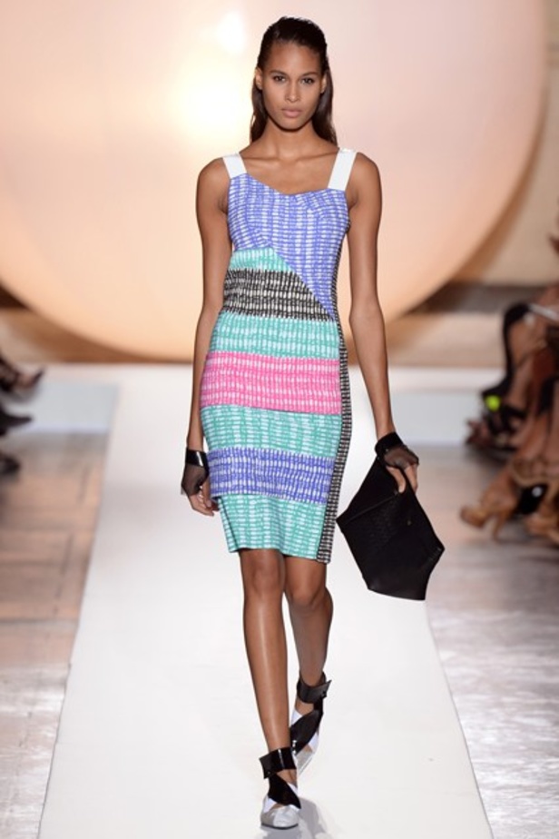 Roland Mouret: تصاميم جذابة لسهراتك الطويلة..