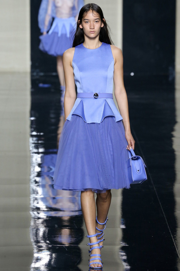 "كريستوفر كان" يبتعد عن الألوان القوية والنيون