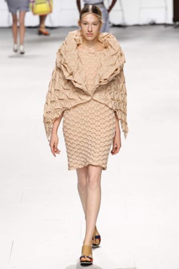 لمسات عصرية ومضلّعة في عرض  ISSEY MIYAKE