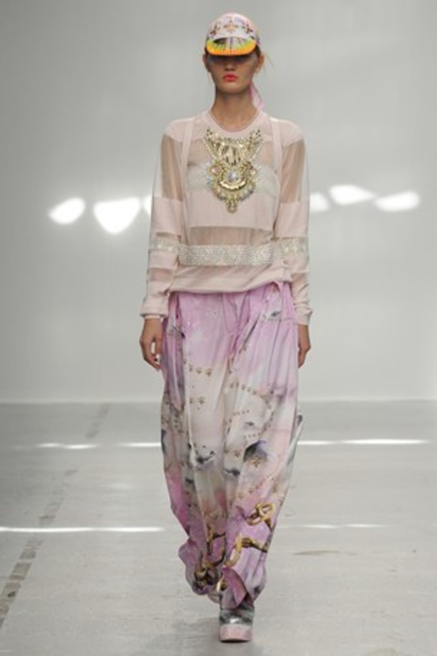 ورود ونقوش ملكية تحاكي مجموعة MANISH ARORA