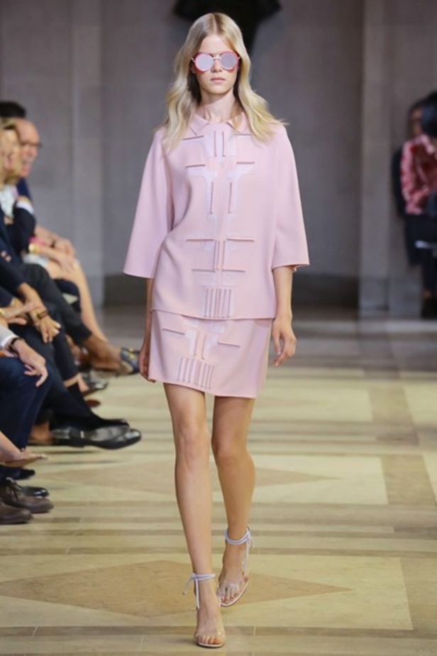 الشفافية والأنوثة عنوان عرض Carolina Herrera