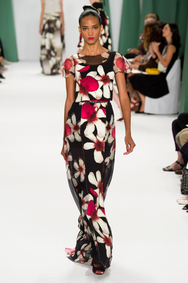 كارولينا هيريرا تنعش الصيف بأرقى الألوان والأزهار