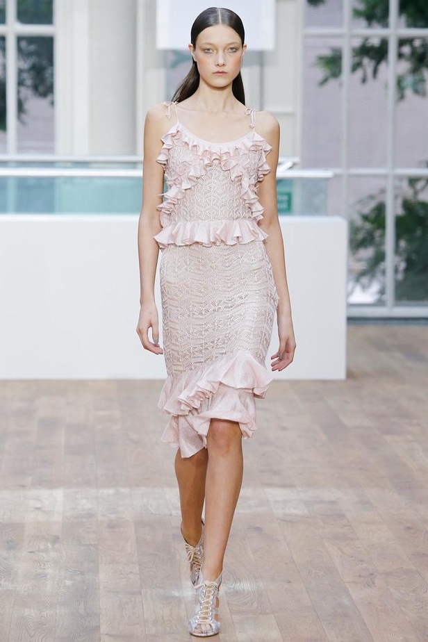 القصات المستقيمة تحمل توقيع جوليان ماكدونالد