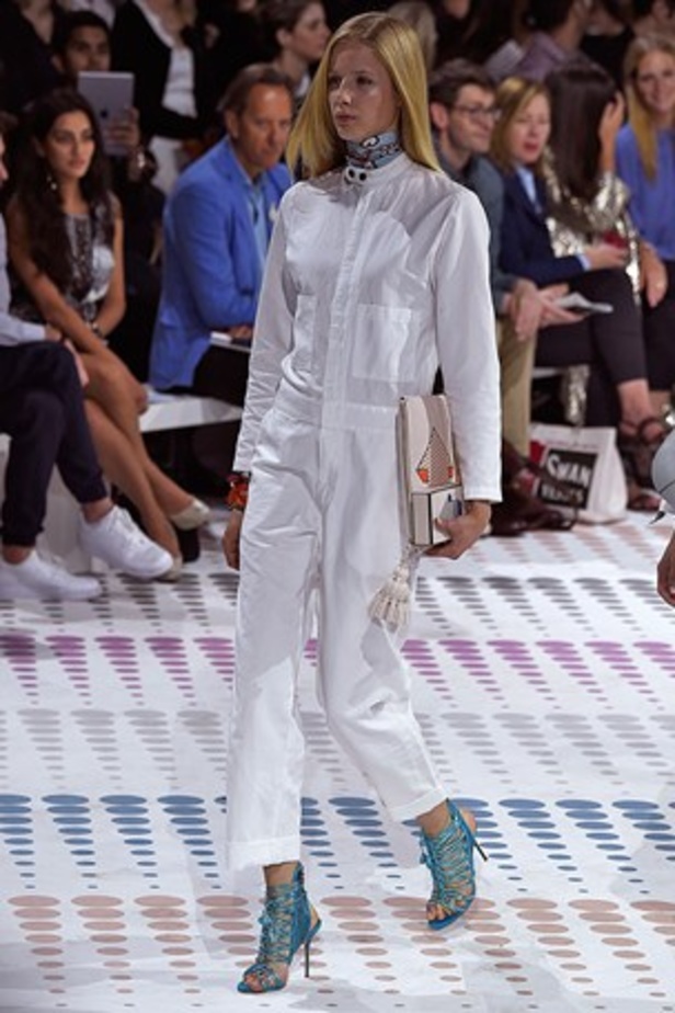 "الحقائب أيضاً لها مشاعر" في عرض Anya Hindmarch