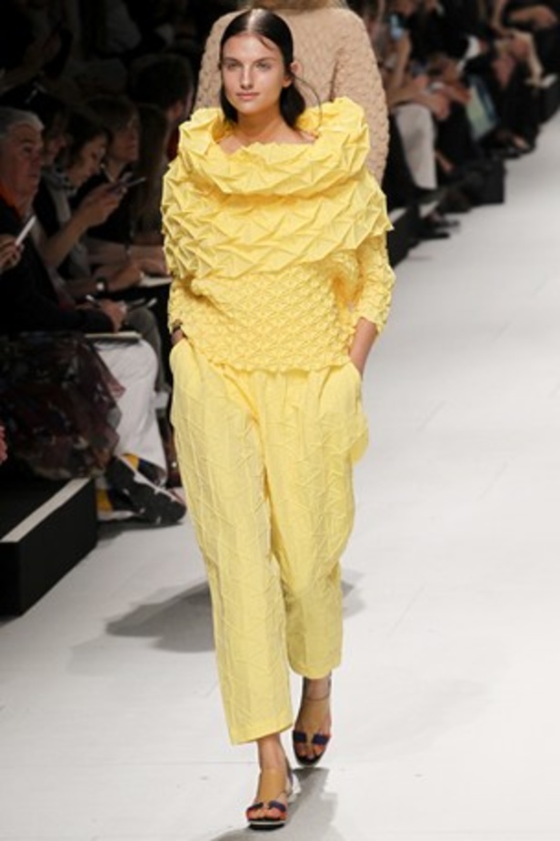 لمسات عصرية ومضلّعة في عرض  ISSEY MIYAKE
