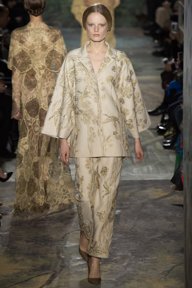  Valentino لمسات راقية وأناقة جاهزة