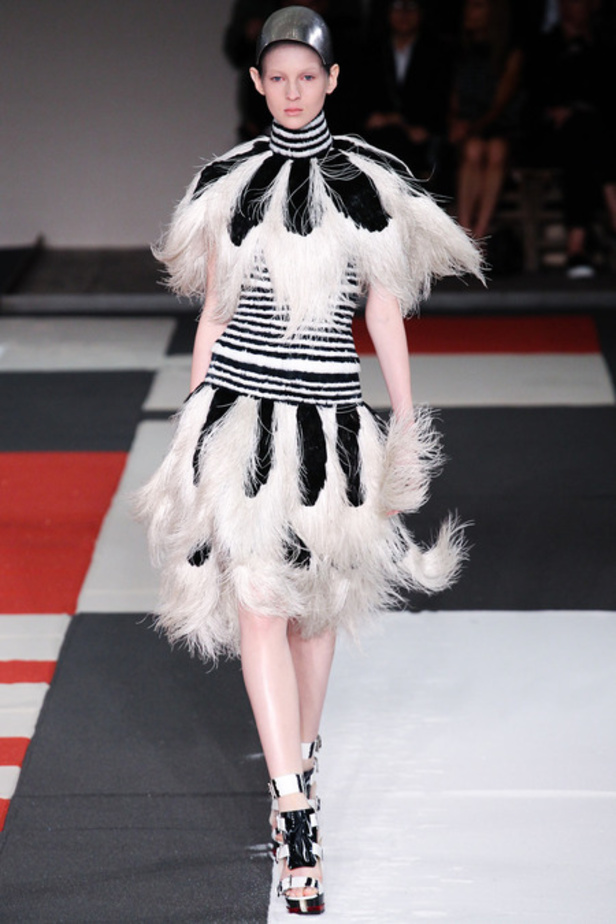 Alexander McQueen خطوط مستوحاة من الطراز الروماني