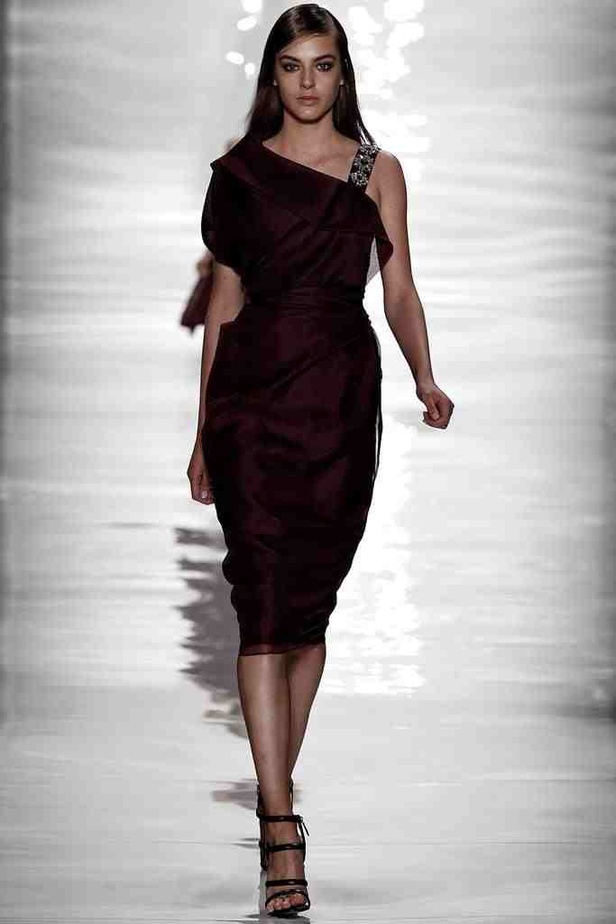 REEM ACRA تغزل الأنوثة بخيوط رومانسية