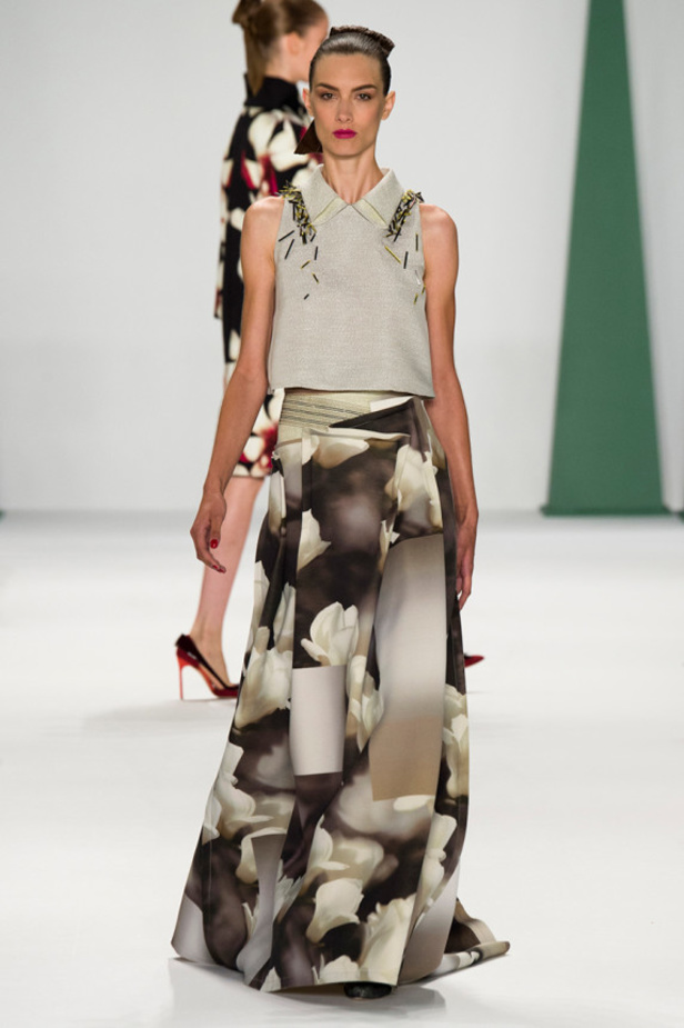 كارولينا هيريرا تنعش الصيف بأرقى الألوان والأزهار