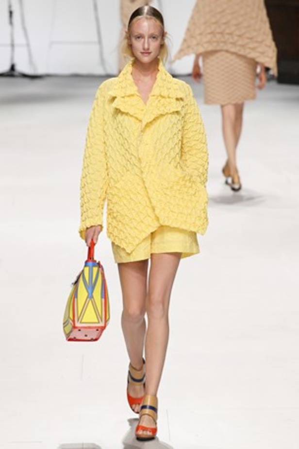 لمسات عصرية ومضلّعة في عرض  ISSEY MIYAKE