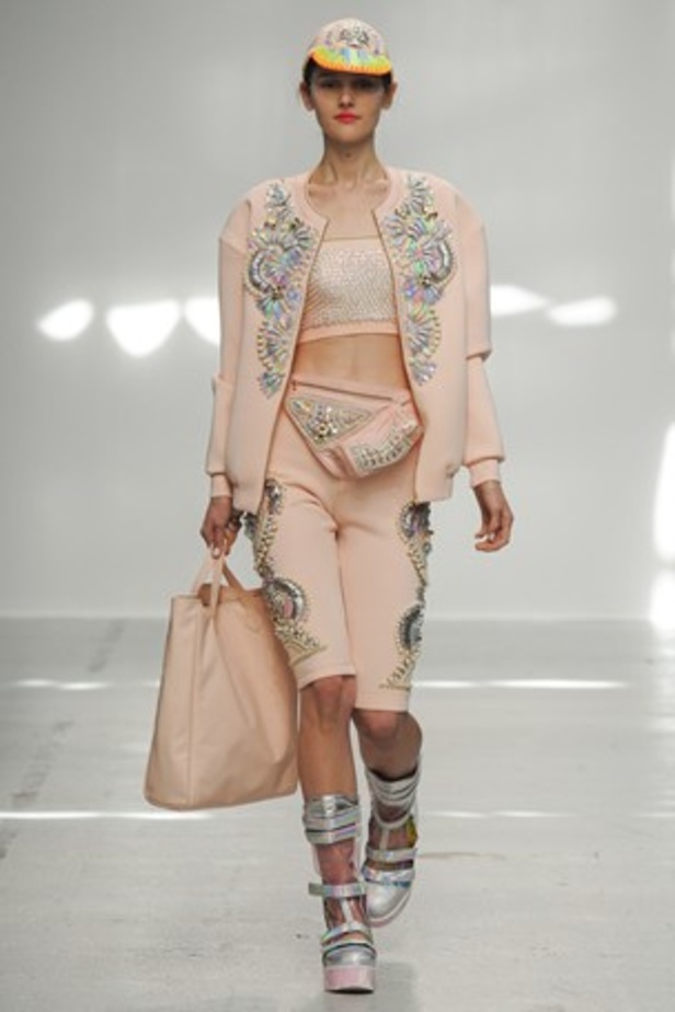 ورود ونقوش ملكية تحاكي مجموعة MANISH ARORA