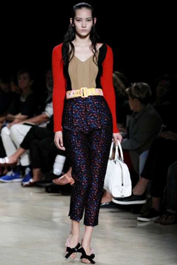 معاطف جلدية وسترات قصيرة في عرض  Miu Miu