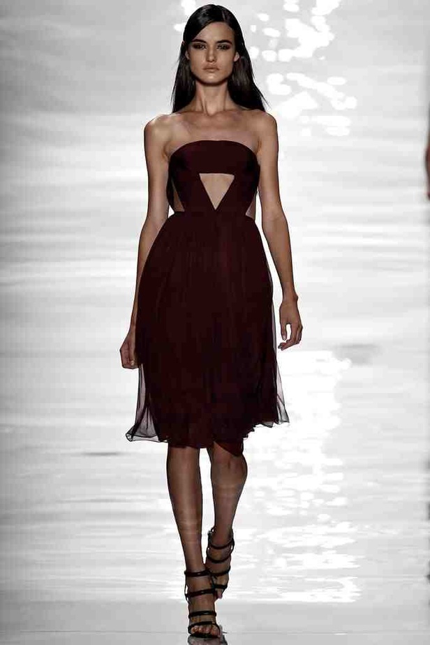 REEM ACRA تغزل الأنوثة بخيوط رومانسية