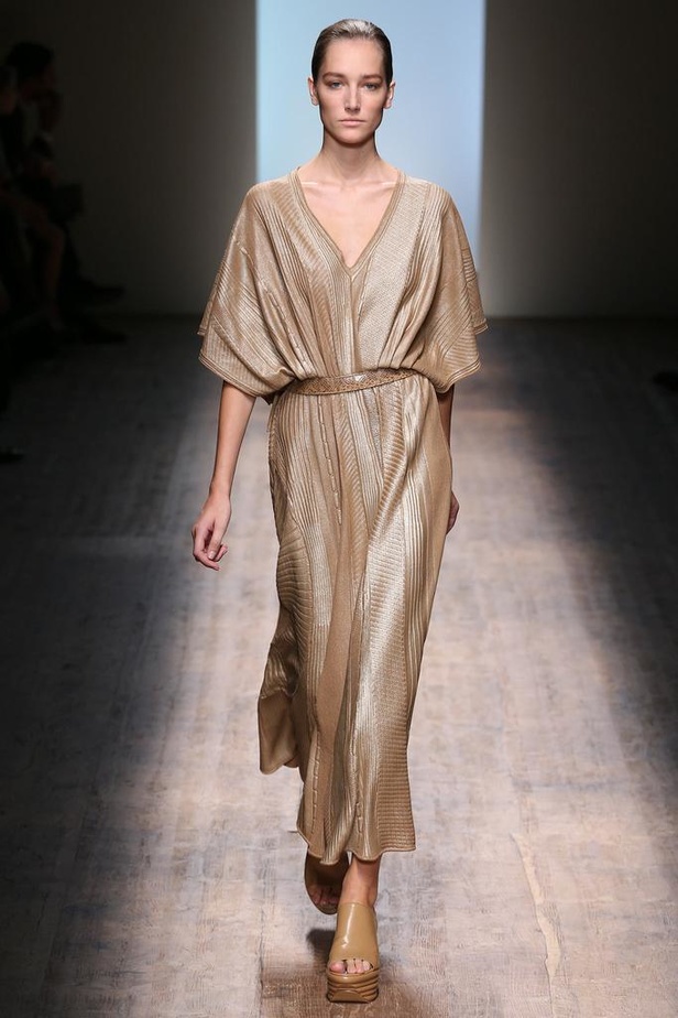 أناقة الربيع كلاسيكية مع SALVATORE FERRAGAMO