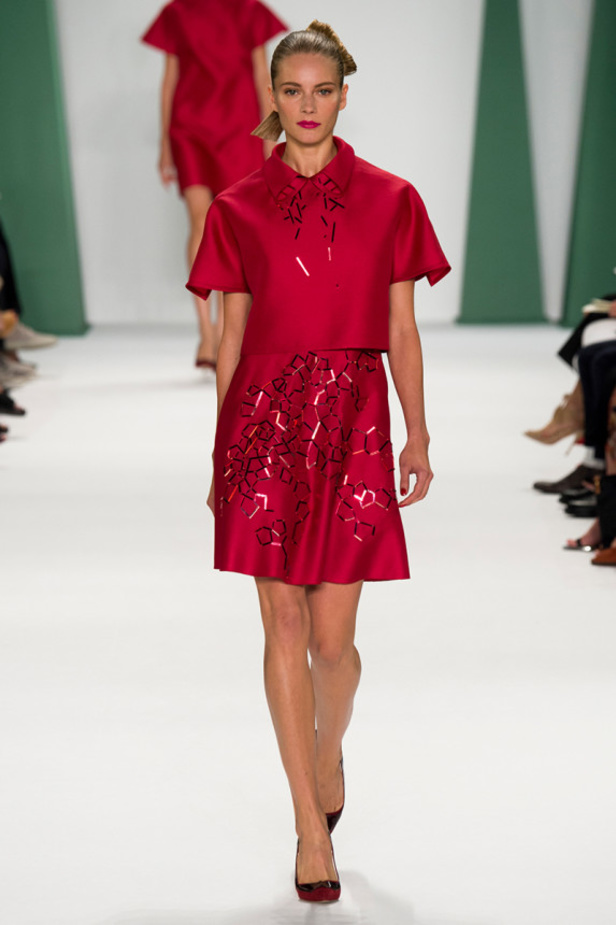 كارولينا هيريرا تنعش الصيف بأرقى الألوان والأزهار