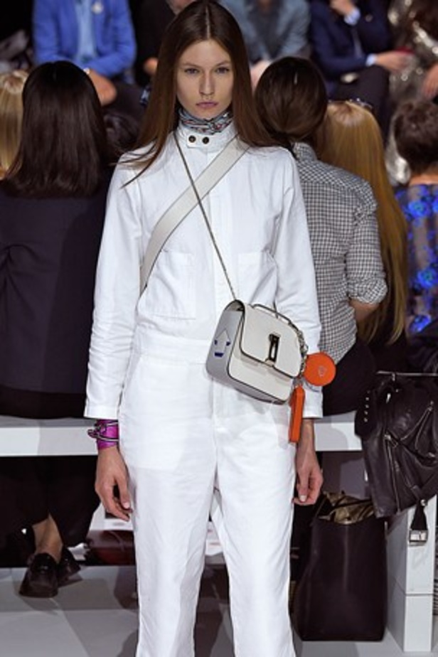 "الحقائب أيضاً لها مشاعر" في عرض Anya Hindmarch