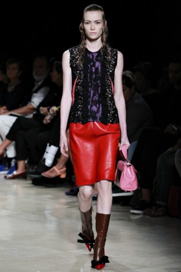 معاطف جلدية وسترات قصيرة في عرض  Miu Miu