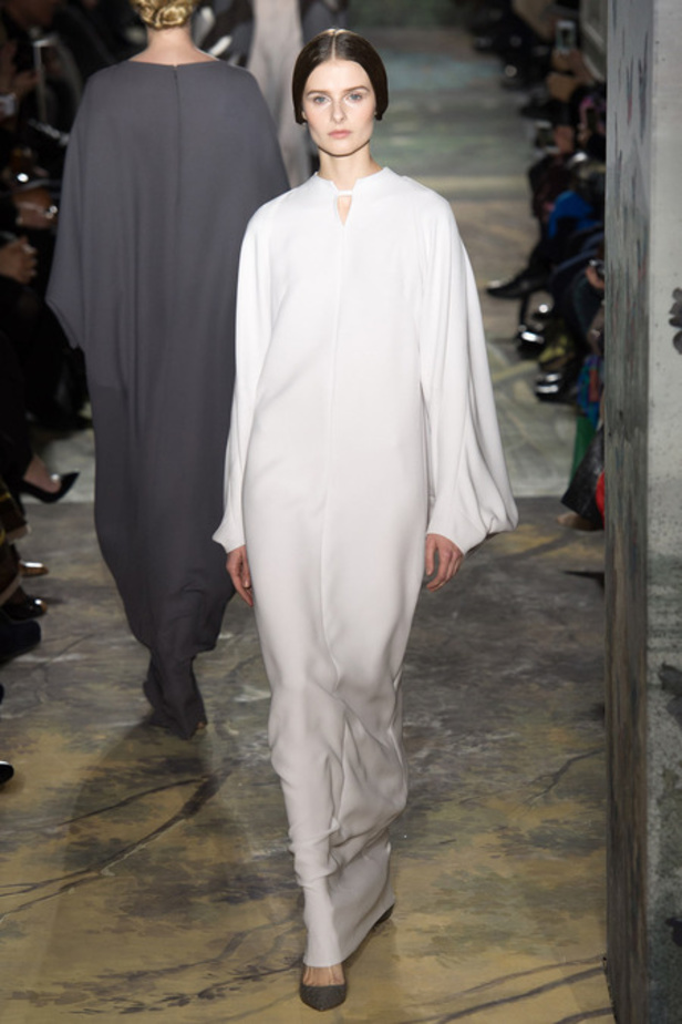  Valentino لمسات راقية وأناقة جاهزة