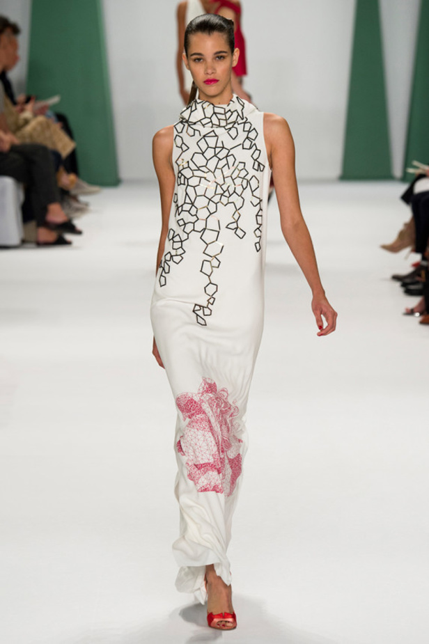 كارولينا هيريرا تنعش الصيف بأرقى الألوان والأزهار