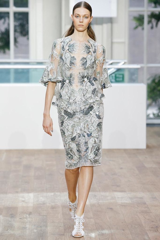 القصات المستقيمة تحمل توقيع جوليان ماكدونالد