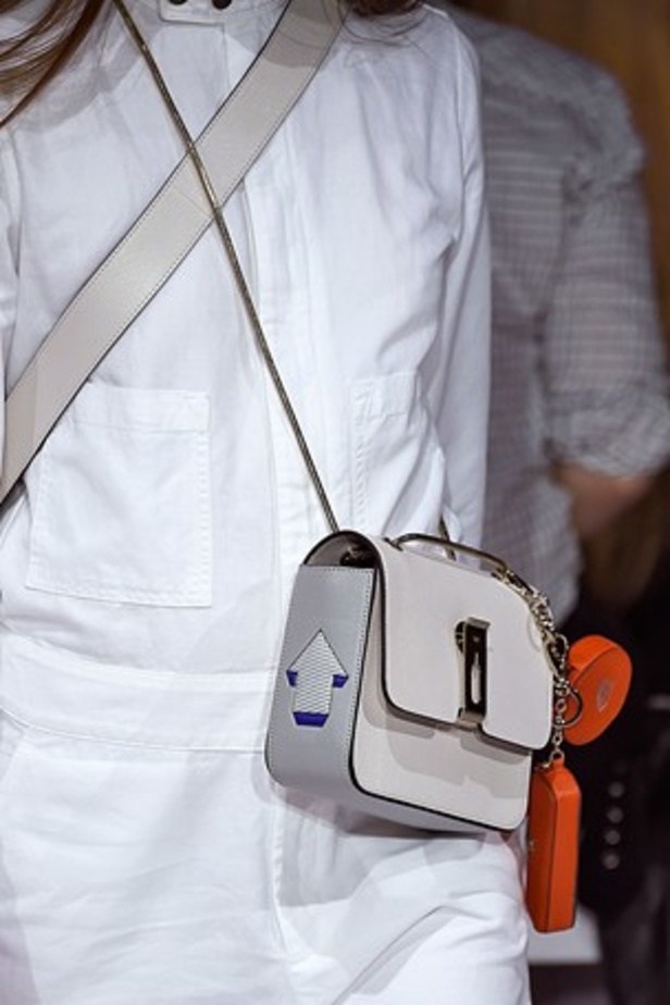 "الحقائب أيضاً لها مشاعر" في عرض Anya Hindmarch