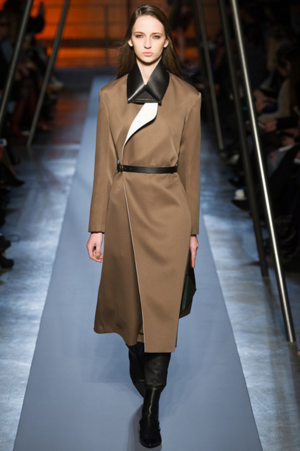 Roland Mouret خريف غير عادي بالأحمر 