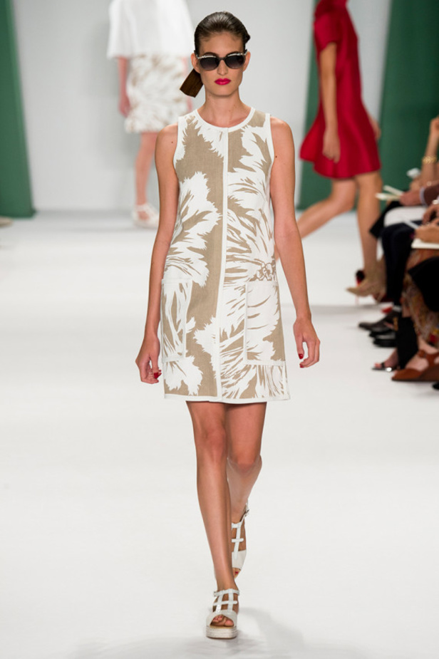 كارولينا هيريرا تنعش الصيف بأرقى الألوان والأزهار