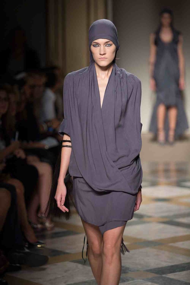 السفر تحت سحابة ربيع NICHOLAS K