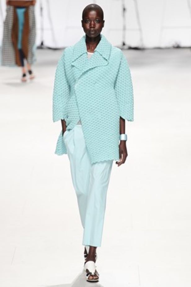 لمسات عصرية ومضلّعة في عرض  ISSEY MIYAKE