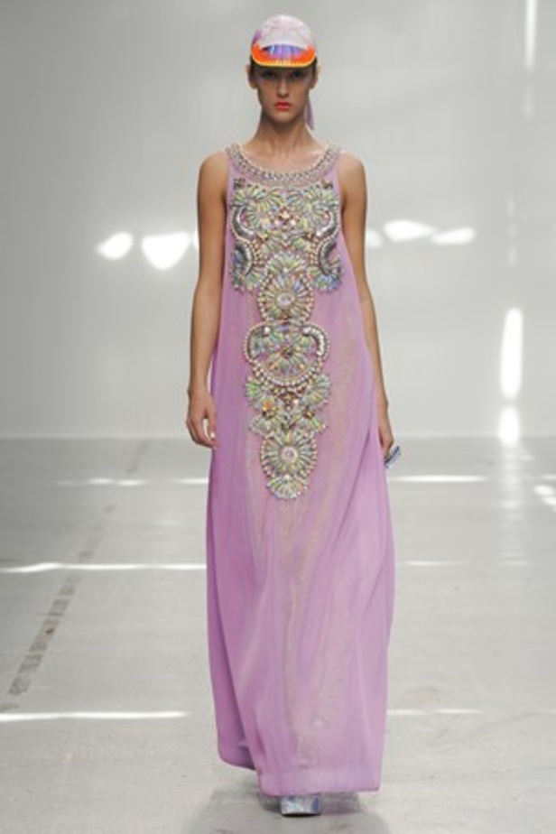 ورود ونقوش ملكية تحاكي مجموعة MANISH ARORA