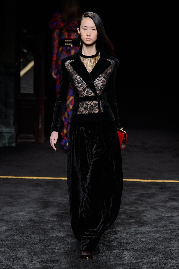 حقبة السبعينات تعجّ بالألوان في مجموعة Balmain