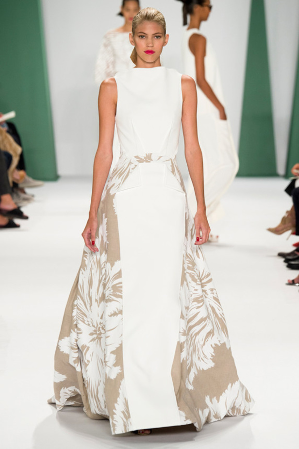 كارولينا هيريرا تنعش الصيف بأرقى الألوان والأزهار