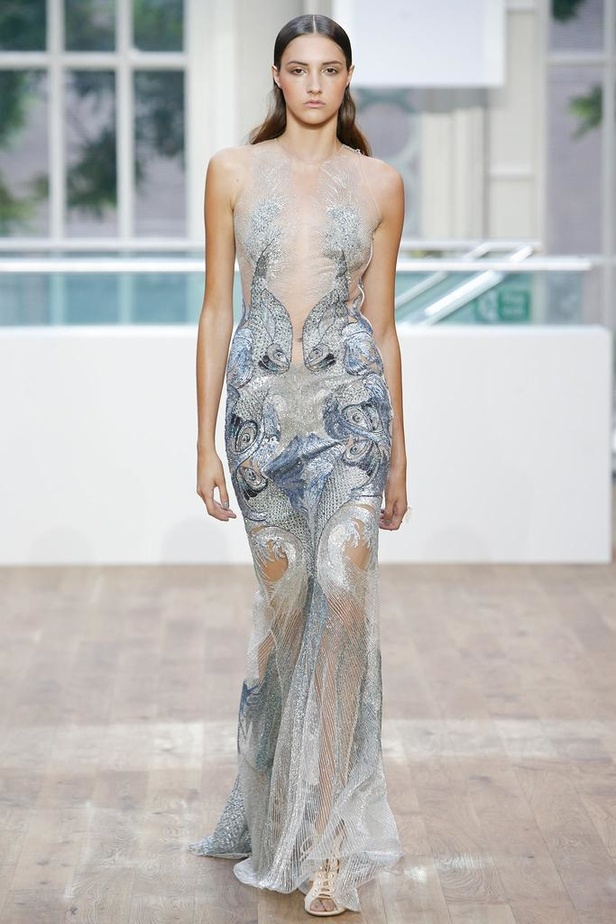 القصات المستقيمة تحمل توقيع جوليان ماكدونالد