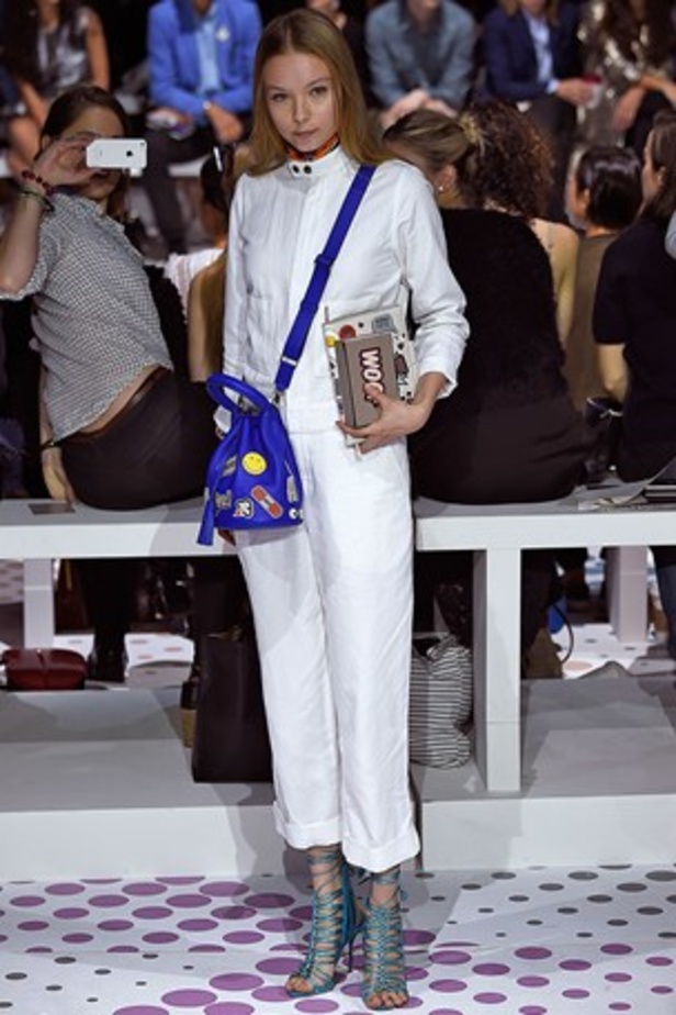 "الحقائب أيضاً لها مشاعر" في عرض Anya Hindmarch