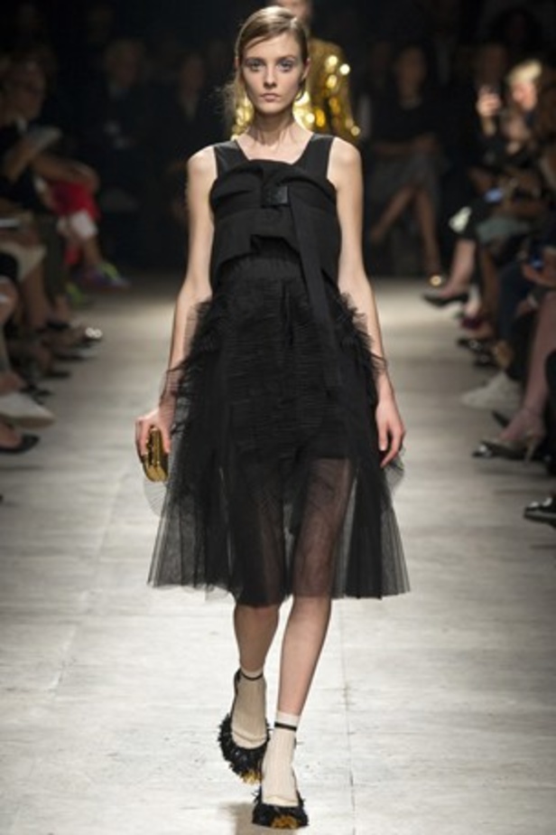 أناقة Rochas تنضح بجمال الأبيض والأسود