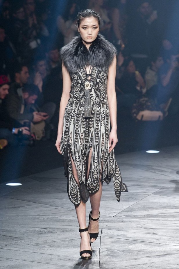 Roberto Cavalli... أناقة بسحر الغابات الاستوائية