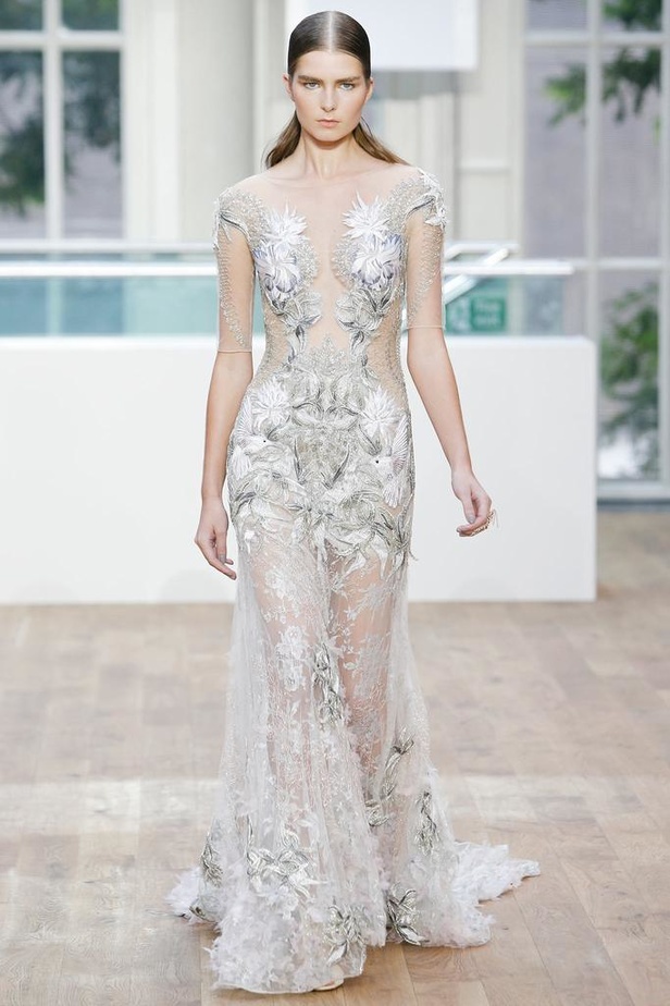 القصات المستقيمة تحمل توقيع جوليان ماكدونالد